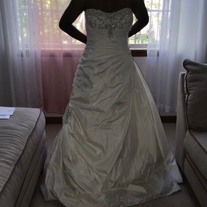 Serenity Sample Wedding Dress